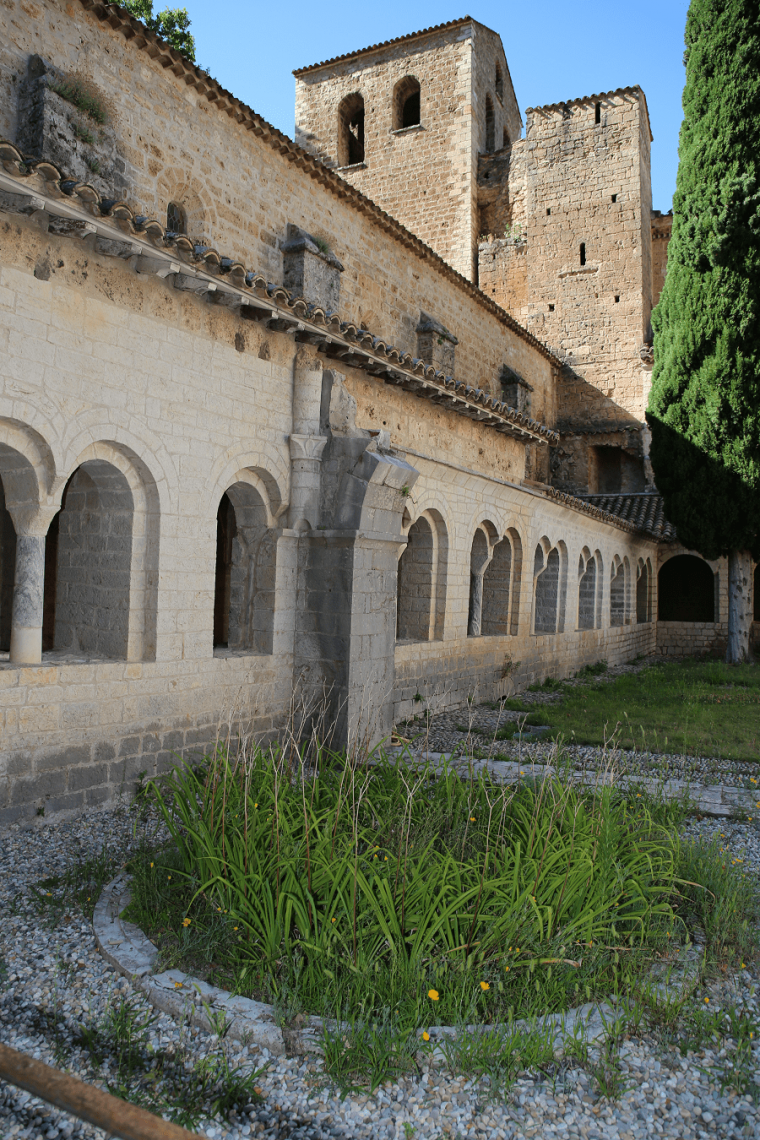 saint guilhem le désert abbaye
