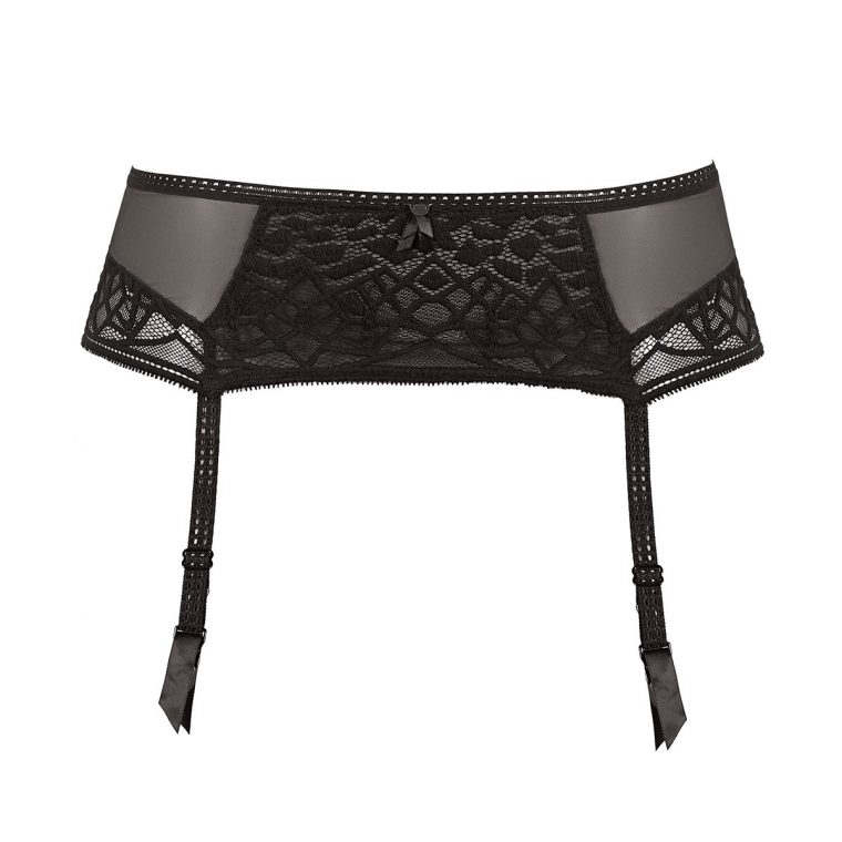 nue en porte jarretelle