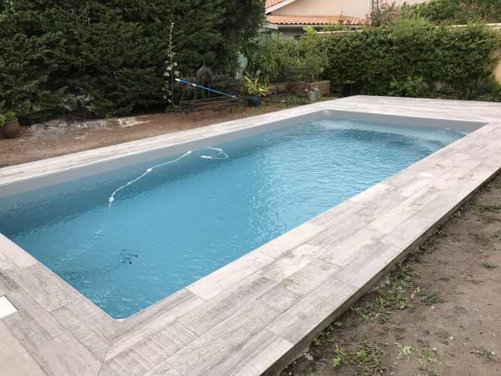 Contour De Piscine De Type Lame Imitation Parquet | Piscine ... avec Contour De Piscine