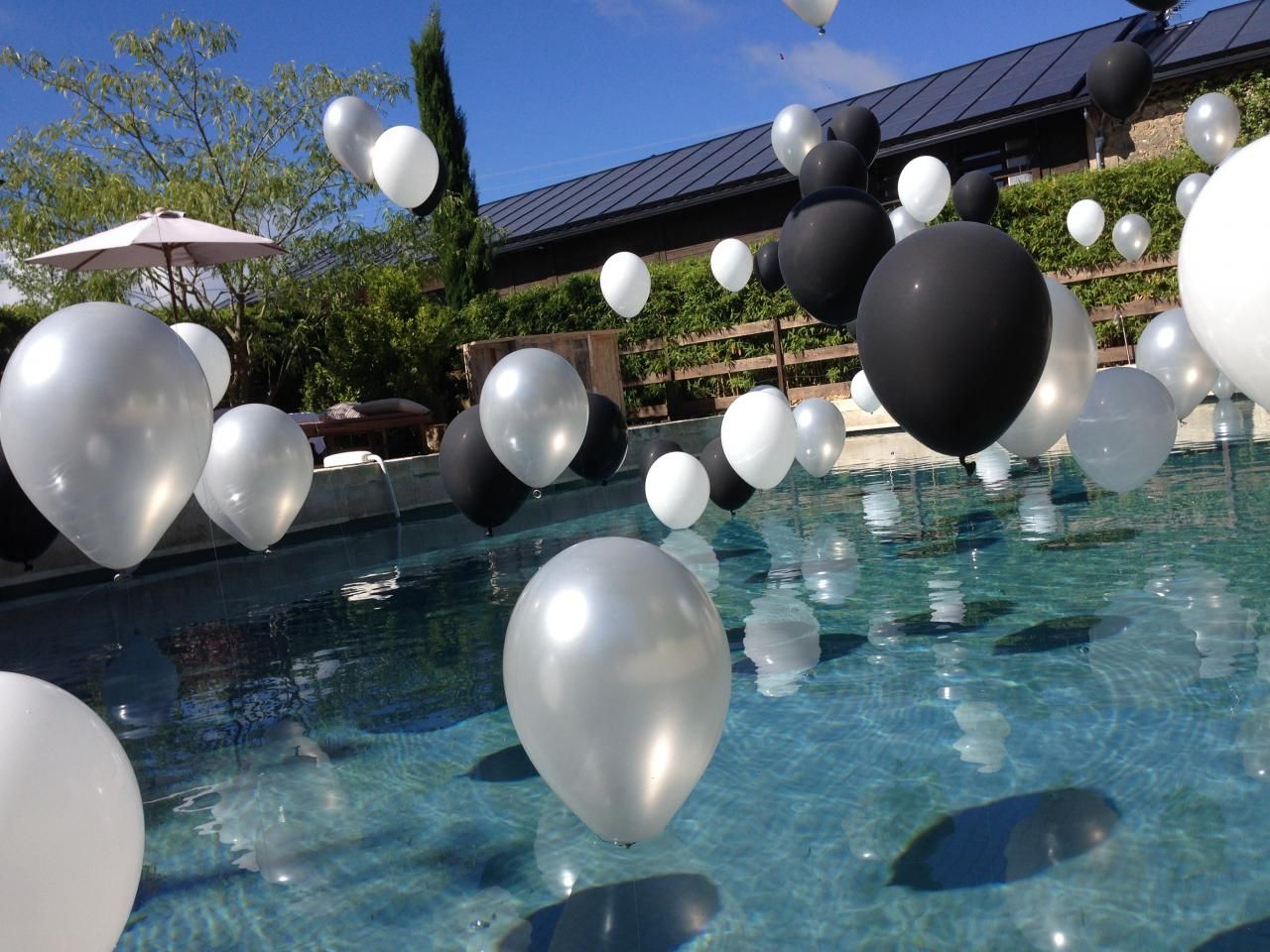 Décoration Avec Ballons Hélium Dans La Piscine | Casamento ... pour Décoration Autour D Une Piscine