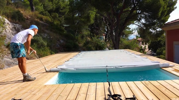 Dérouler Une Bâche À Barre intérieur Bache A Barre Pour Piscine