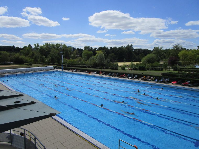 File:piscine Du Lac Tours.jpg - Wikimedia Commons intérieur Piscine Du Lac Tours