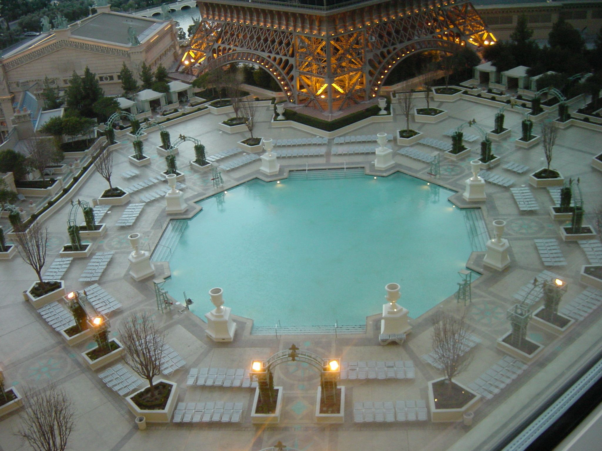File:swimming Pool Paris Las Vegas.jpg - Wikimedia Commons tout Hotel Paris Piscine