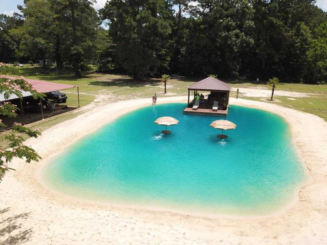 Homeless Man Becomes Millionaire By Building Beaches In ... serapportantà Piscine Maurepas