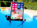 Iphone Géant Dans La Piscine ! - Kids Pretend Play With Big Iphone In Our  Swimming Pool pour Swan Et Neo Piscine