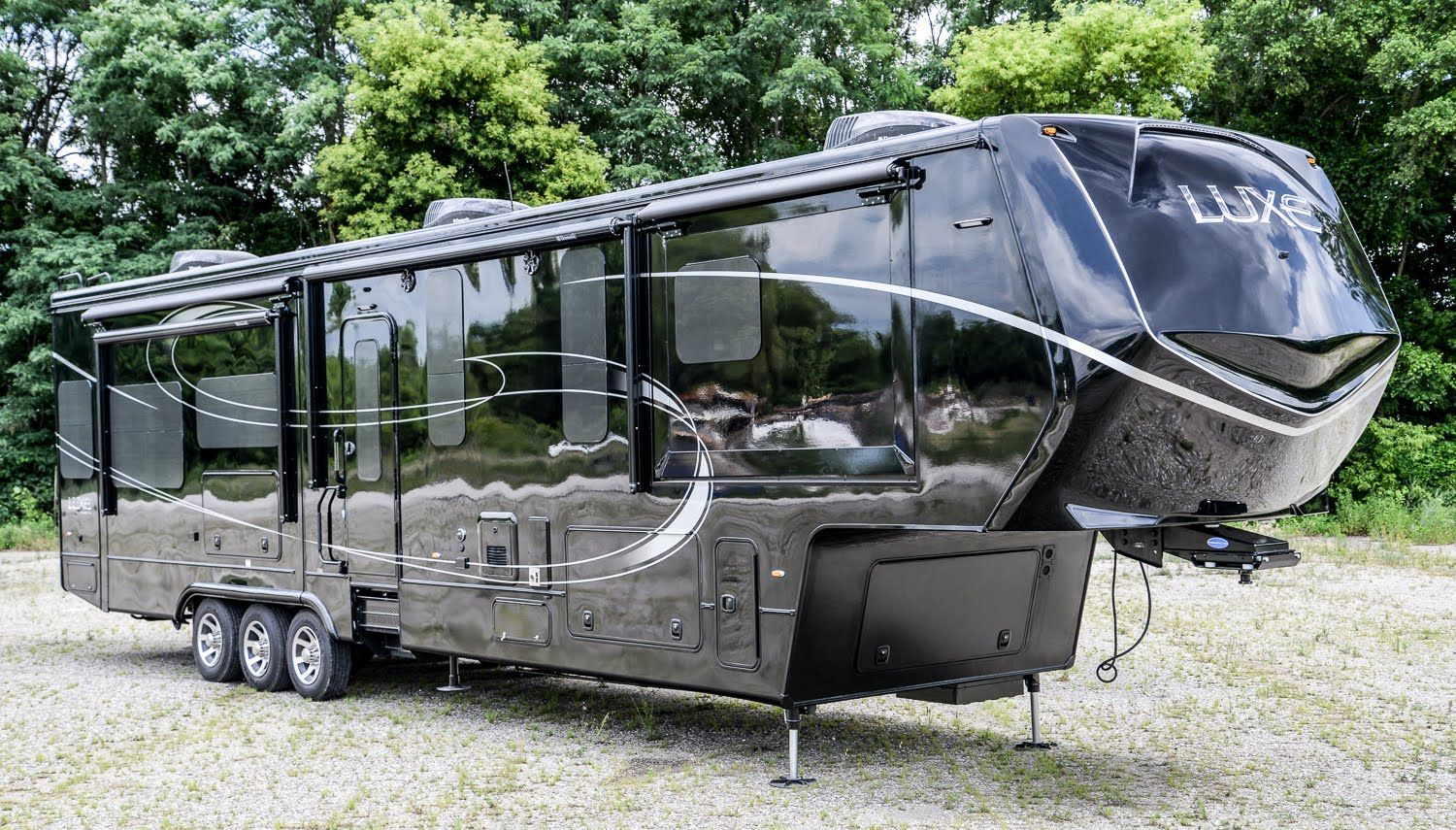 Jetez Un Oeil À Ce Camping-Car Grand Luxe Complètement Fou ... destiné Camping Car De Luxe Avec Piscine