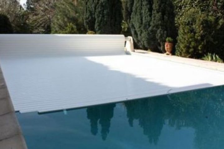 Le Prix D'un Volet Roulant De Piscine - Guide-Piscine.fr serapportantà Prix Volet Roulant Piscine