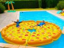 Pizza Géante Dans La Piscine ! - Children Play With A Giant ... pour Swan Et Neo Piscine