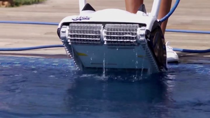 Robot Pour Piscine Maytronics Dolphin Cosmos 30 - Raviday Piscine encequiconcerne Raviday Piscine