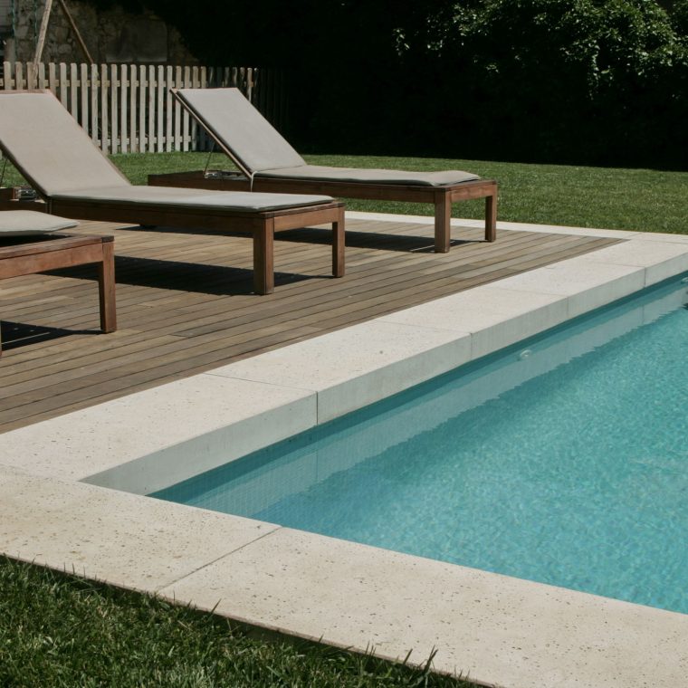 L - Margelle De Piscine En Béton By Rouviere | Archiexpo intérieur Margelle De Piscine