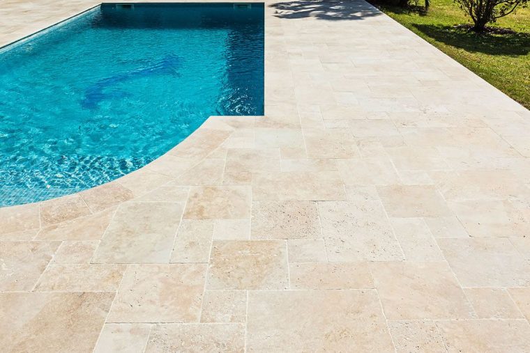 Plage De Piscine En Travertin | Outdoor Decor, Architecture ... encequiconcerne Plage Piscine Travertin