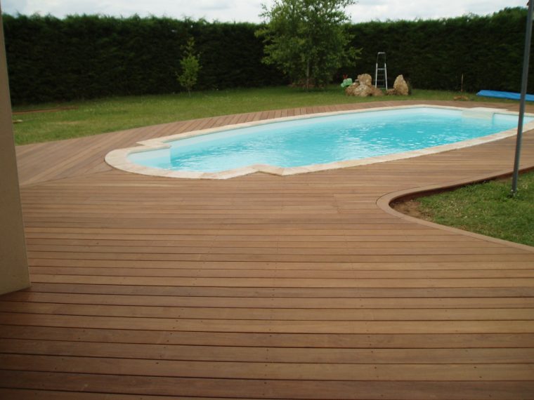 Terrasse De Piscine En Bois : Quel Budget Prévoir Et Comment ... encequiconcerne Bois Pour Terrasse Piscine