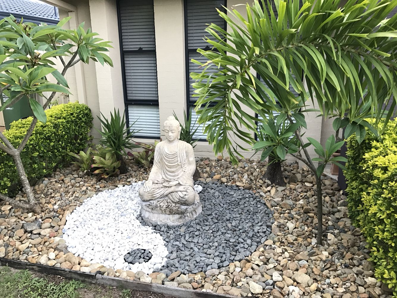 Yin Yang Garden Design With Buddha | Déco Exterieur Jardin ... à Decoration Jardin Zen Exterieur
