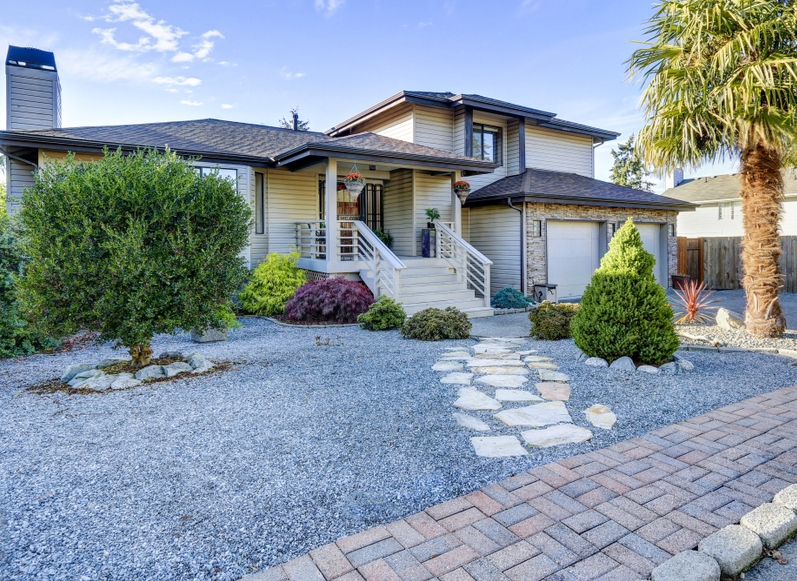 Aménager Une Allée D'Entrée De Maison : Idées, Prix Et ... serapportantà Amenagement Entree Maison Exterieur