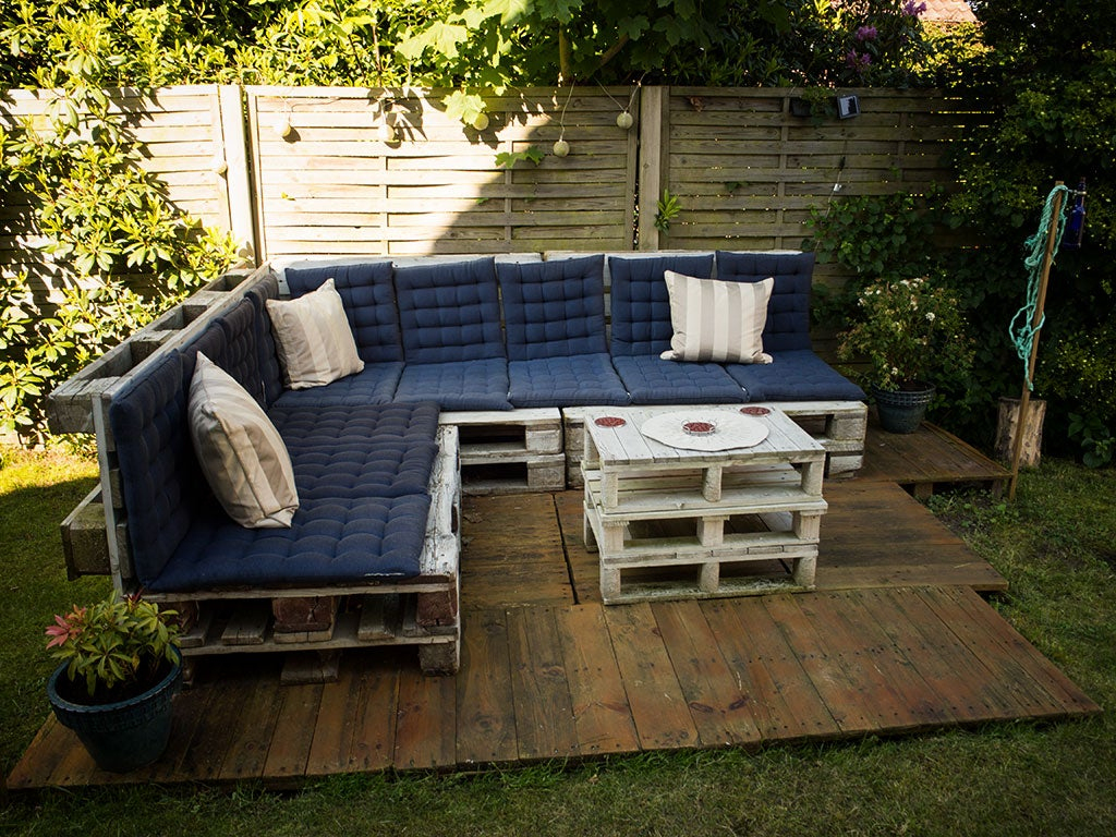 Bricolage: Une Terrasse Et Un Salon De Jardin En Palettes ... dedans Salon Palette Bois