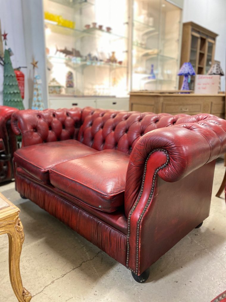 Canapé Chesterfield En Cuir 2 Places Rouge - La Brocante ... encequiconcerne Canape 2 Places En Cuir