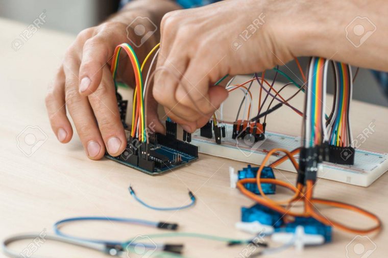 Composant Électronique Connecté Avec Breadboard En ... avec Controleur De Douche Geni