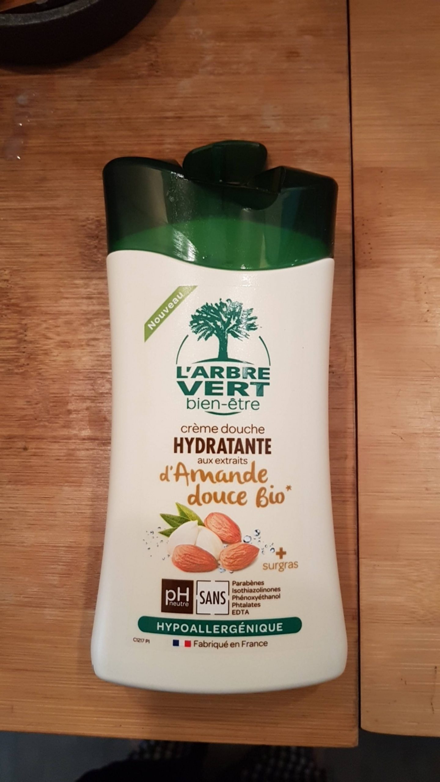 Composition L'Arbre Vert Crème Douche Hydratante D'Amande ... à Gel Douche L Arbre Vert