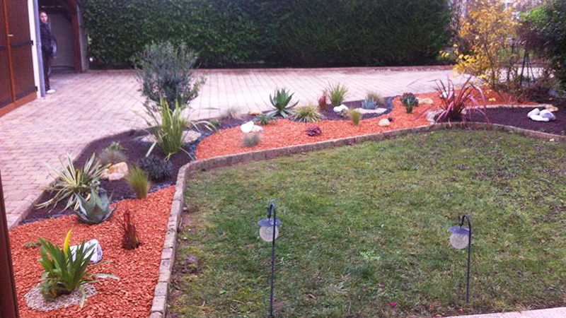 Conception De Jardins Sans Entretien À Vennecy Près D ... intérieur Conception De Jardins