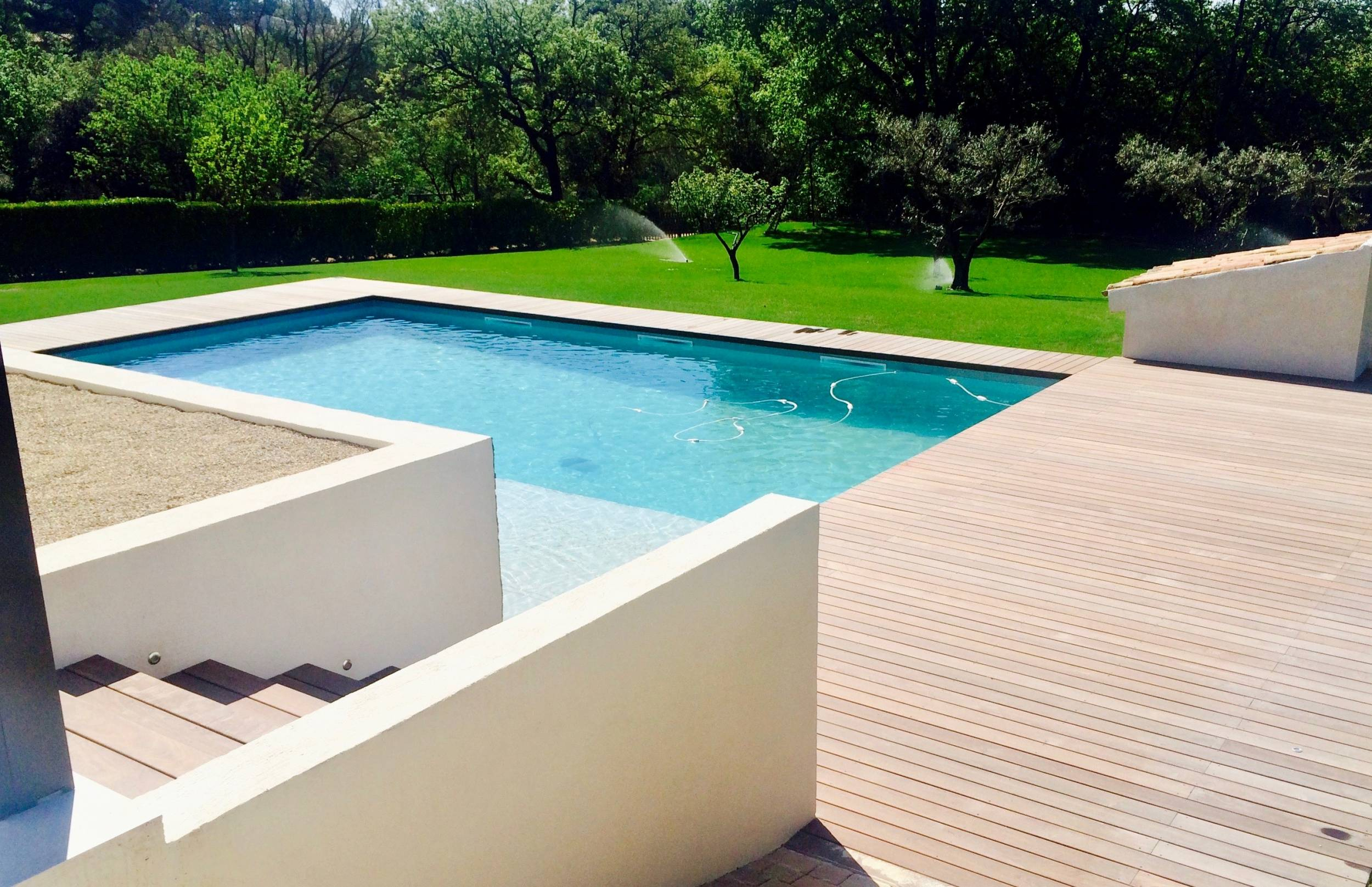 Conception De Plage Bois Exotique Pour Piscine De Eguilles ... intérieur Amenagement Plage Piscine