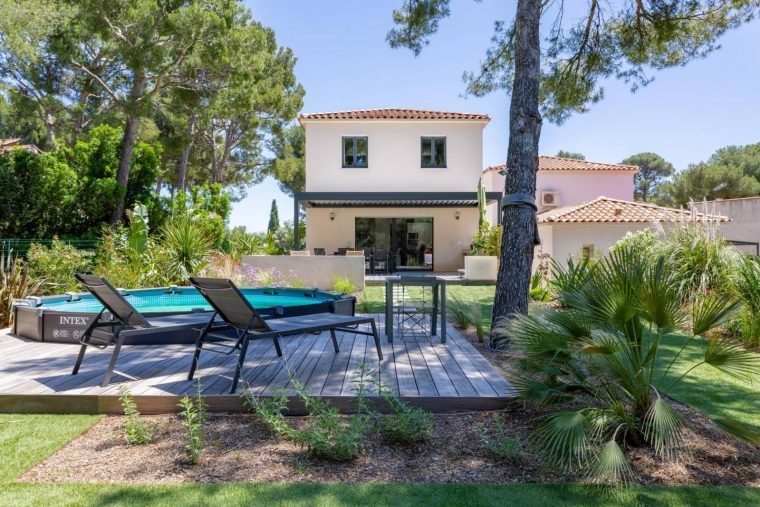 Créer Une Terrasse En Bois Autour De Votre Piscine À La ... à Creer Une Terrasse