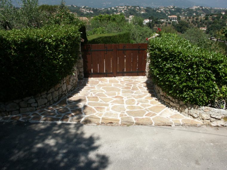 Dalles En Pierres Naturelles Pour Jardins Et Terrasses ... encequiconcerne Dalle Granit Pour Terrasse