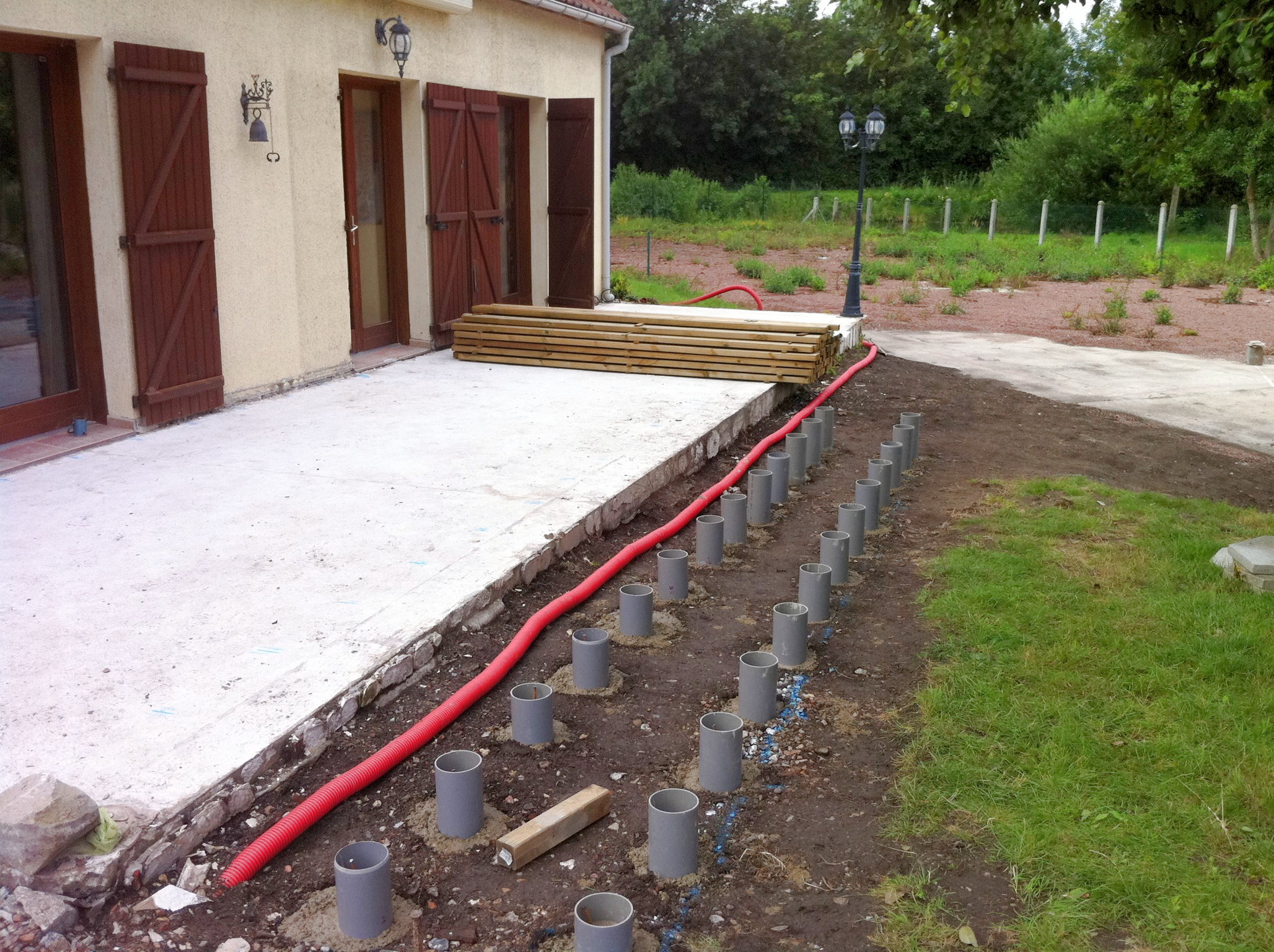 Et Les Lames En Bois La Terrasse Sèche Plus Rapidement Et ... serapportantà Terrasse En Bois Sur Terre