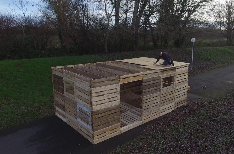 Fabriquer Un Abri De Jardin Avec Des Palettes - Châlet ... dedans Construire Abri Jardin