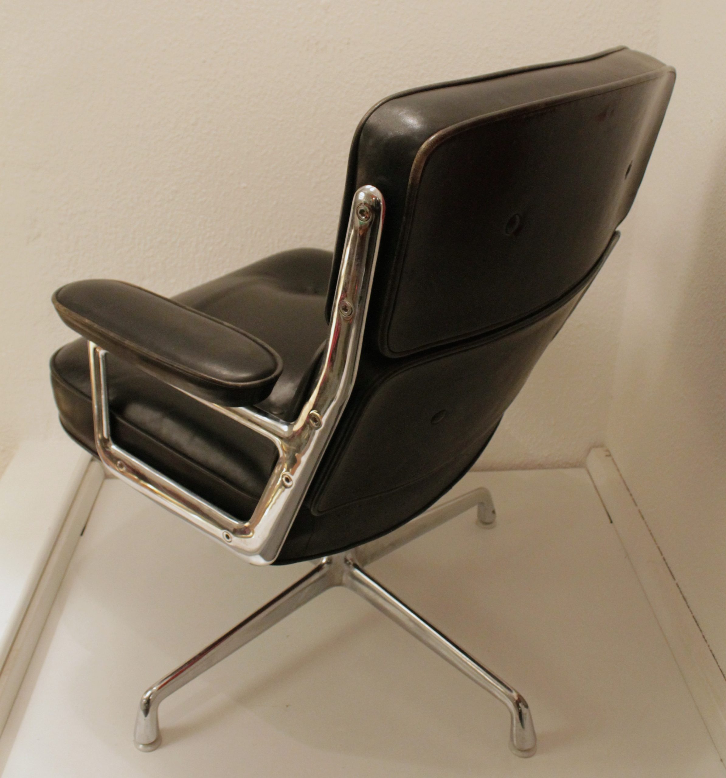 Fauteuil Vitra &quot;Lobby Chair&quot; En Cuir, Charles &amp; Ray Eames ... pour Charles Eames Fauteuil