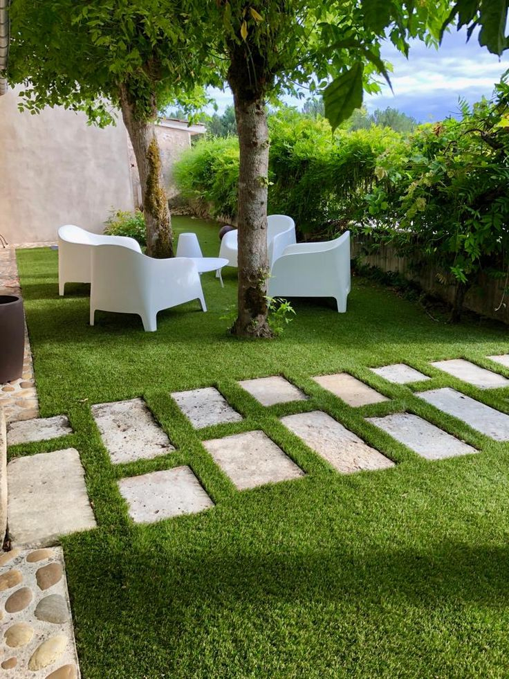 Gazon Synthetique Et Dalles Manoir | Aménagement Jardin ... destiné Jardin Devant Maison Terrasse