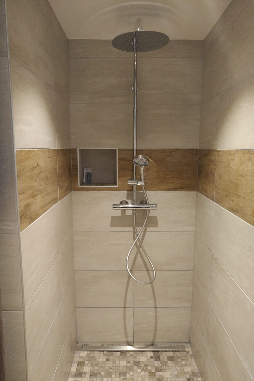 Installation D'Une Douche À L'Italienne Et D'Une Baignoire ... destiné Construire Une Douche À L Italienne