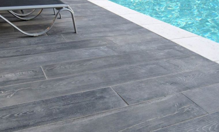 Lame Wood Gris, Dalle Aspect Bois Pour Terrasse Et Piscine ... dedans Carrelage Terrasse Piscine