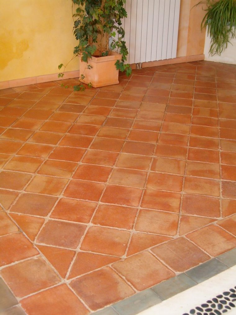 Le Carrelage En Terre Cuite Le Rustier Rosé | Carrelage ... serapportantà Carrelage En Terre Cuite