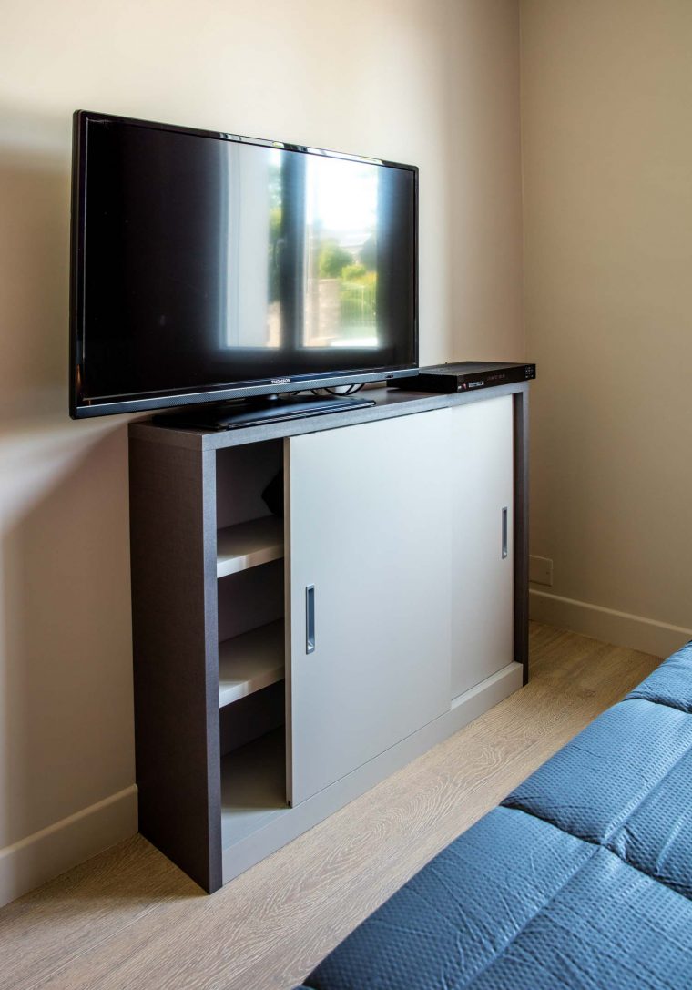 Meuble De Tv Sur Mesure Et Son Rangement -Compagnie Des ... tout Meuble Tv Fermé