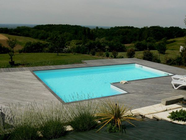 Piscine En Béton Marinal Avec Terrasse En Bois | Outdoor ... à Terrasse Piscine Beton