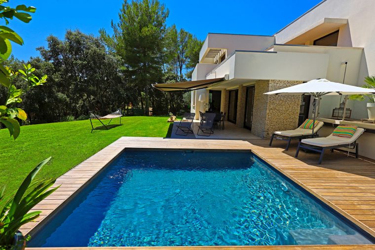 Piscines Grises Avec Plage En Bois : Idée Déco Dans Le ... à Piscine Avec Terrasse Bois