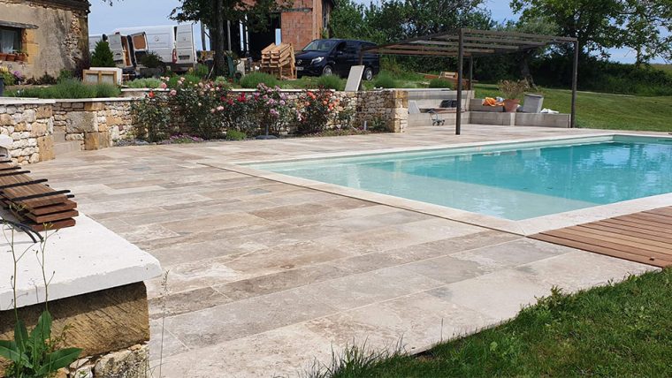 Plage De Piscine Et Terrasse En Pierre Naturelle - A À Z ... intérieur Plage De Piscine