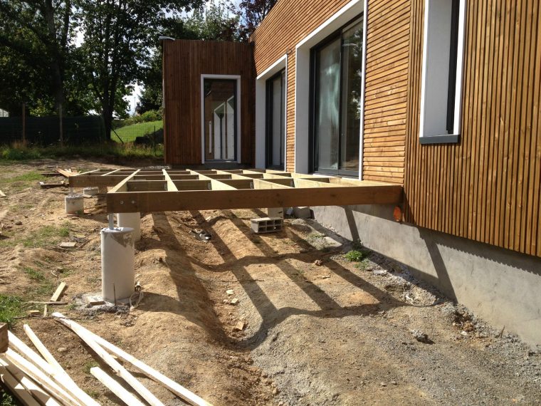 Pose De La Terrasse - Une Maison À Ossature Bois Bbc En ... intérieur Montage Terrasse Bois