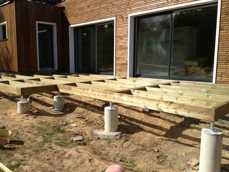 Pose De La Terrasse - Une Maison À Ossature Bois Bbc En ... tout Ossature Terrasse Bois