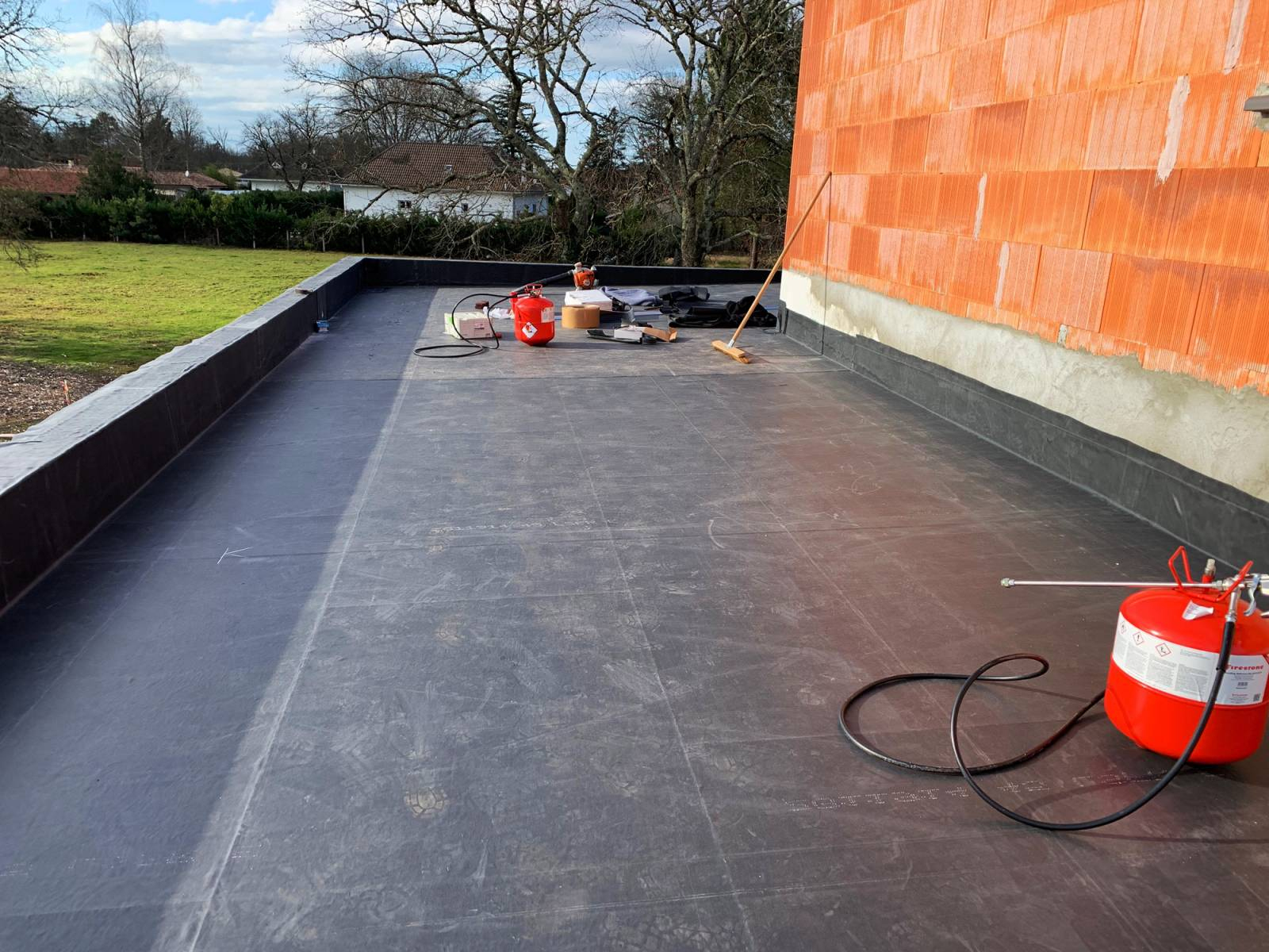 Pose D'Une Membrane Epdm Pour L'Étanchéité D'Un Toit ... concernant Etancheite Toit Terrasse Bois