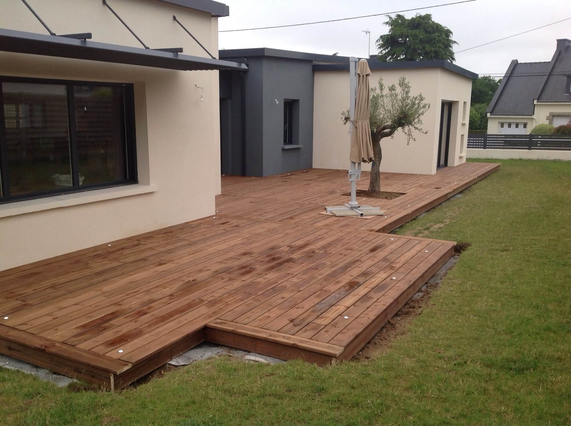 Pose D'Une Terrasse En Bois (Pin) Par La Menuiserie ... encequiconcerne Poseur Terrasse Bois