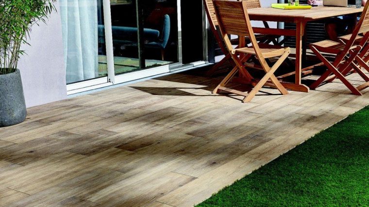 Quand Le Carrelage Trompe-L'Œil Embellit La Terrasse ... pour Carrelage Exterieur Sur Plot