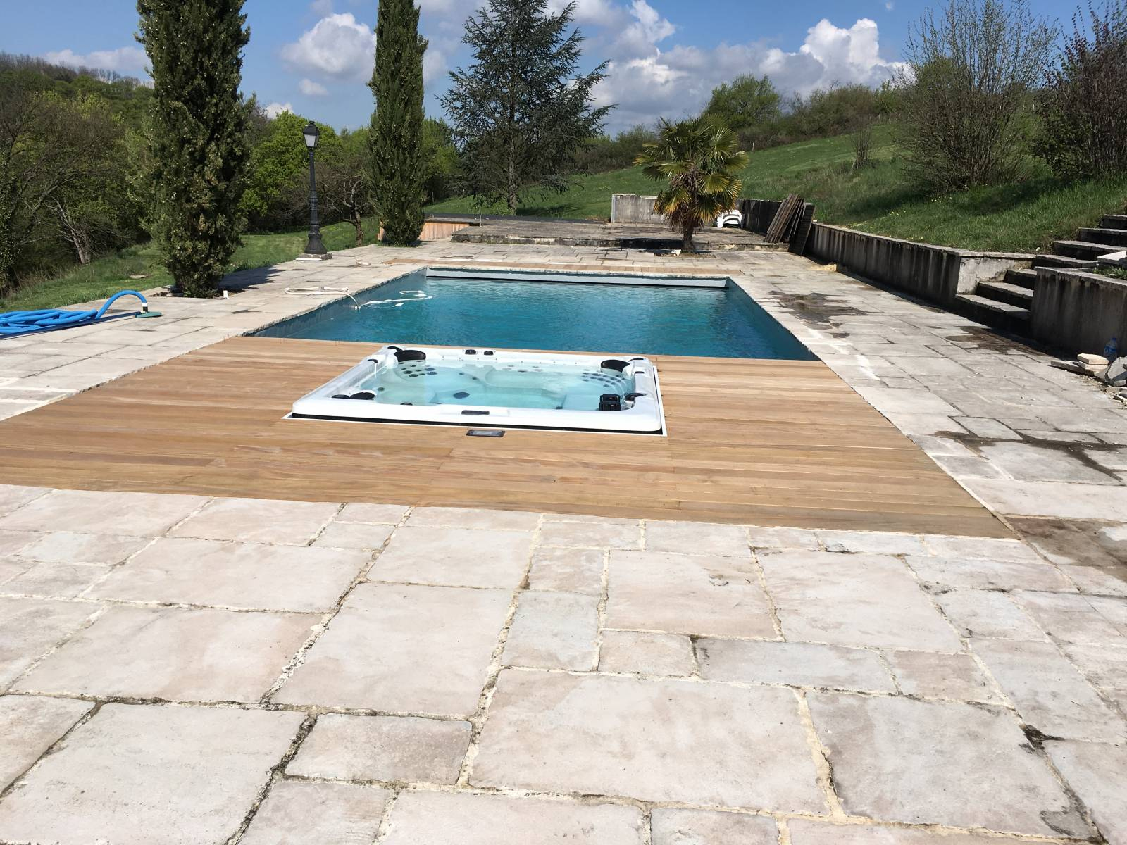 Réalisation D'Une Terrasse En Bois Autour D'Une Piscine À ... serapportantà Terrasse Bois Piscine