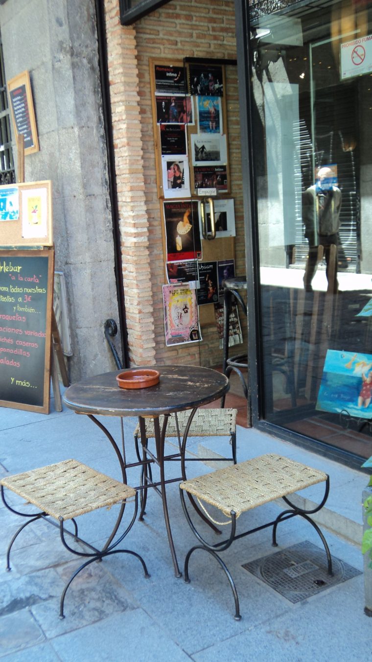 Table And Chairs Outside Bar - Madrid | Table And Chairs ... intérieur Table Jardin Carrae