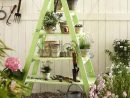 Un Escabeau Vert Pastel Recyclé En Étagère Pour Les Fleurs ... concernant Escabeau Jardin