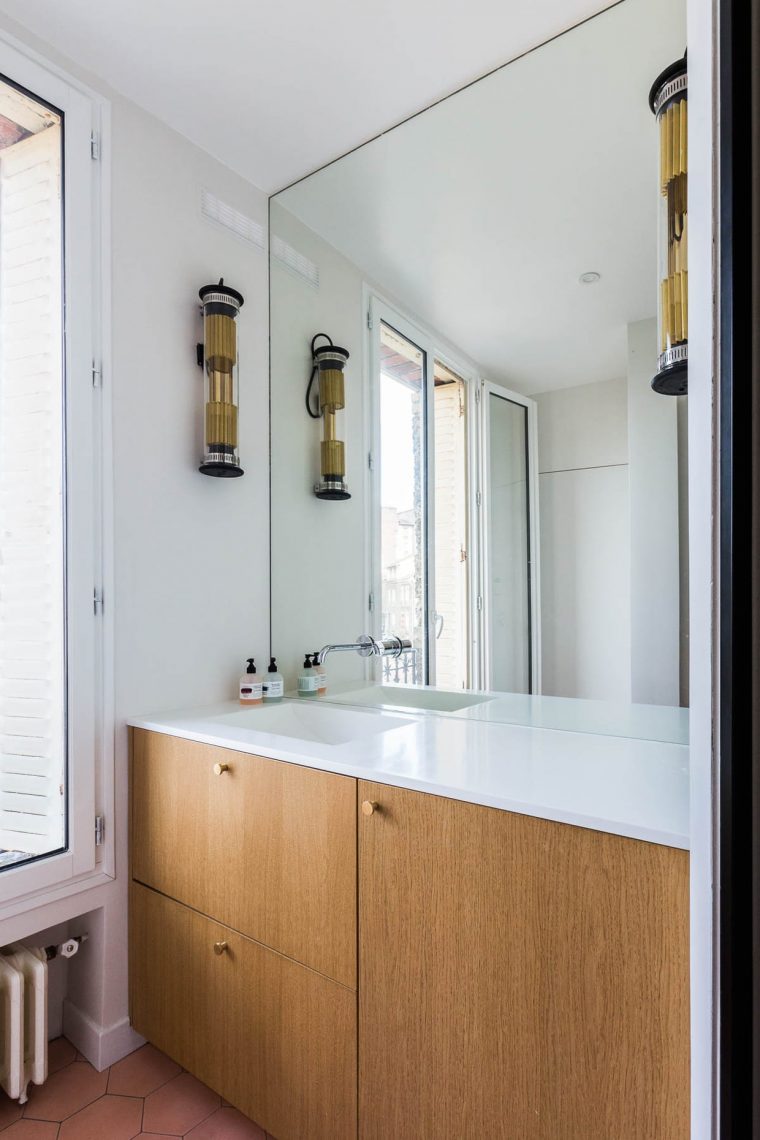 Un Meuble De Salle De Bains Entre Blanc Et Bois concernant Salle De Bain Blanc Et Bois