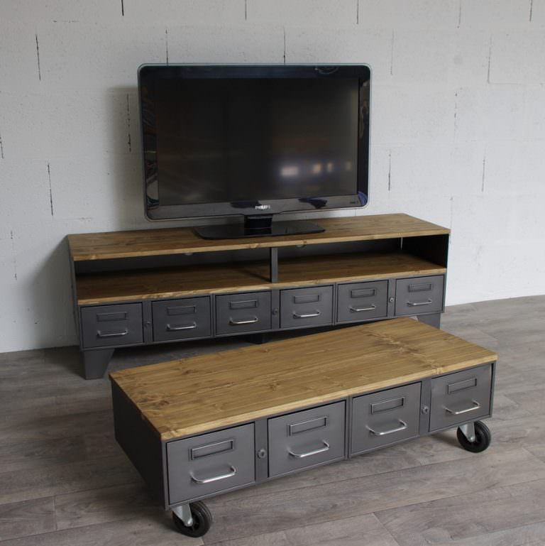 Une Table Basse Style Industriel Avec Des Tiroirs Et ... pour Meuble Tv Industriel Ikea