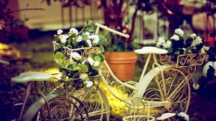 Vélo Déco Jardin En 20 Idées À Copier De Toute Urgence! concernant Velo Deco Jardin