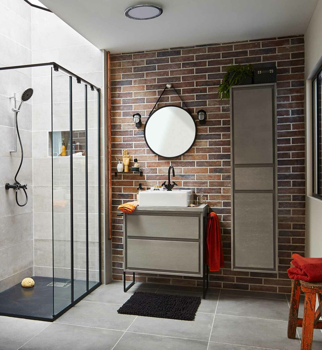 Comment Aménager Une Douche Dans Une Petite Salle De Bains ? : Femme ... pour Faire Une Salle De Bain Moderne
