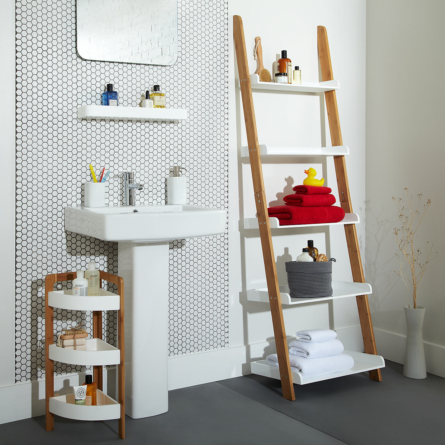 Cottage Bathroom-Look? Add This Bathroom Ladder Shelf - Homesfeed concernant Étagère Carrelage Salle De Bain